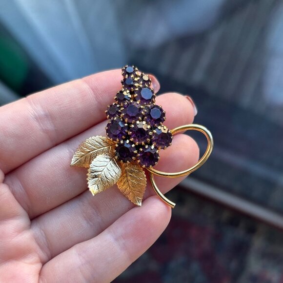Vintage Grapes Leaves Brooch with purple prong set stones in goldtone - Picture 2 of 4